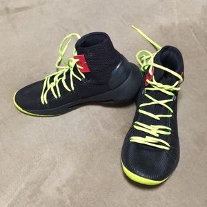 EUC Under Armour men’s Drive 5 Basketball Shoes